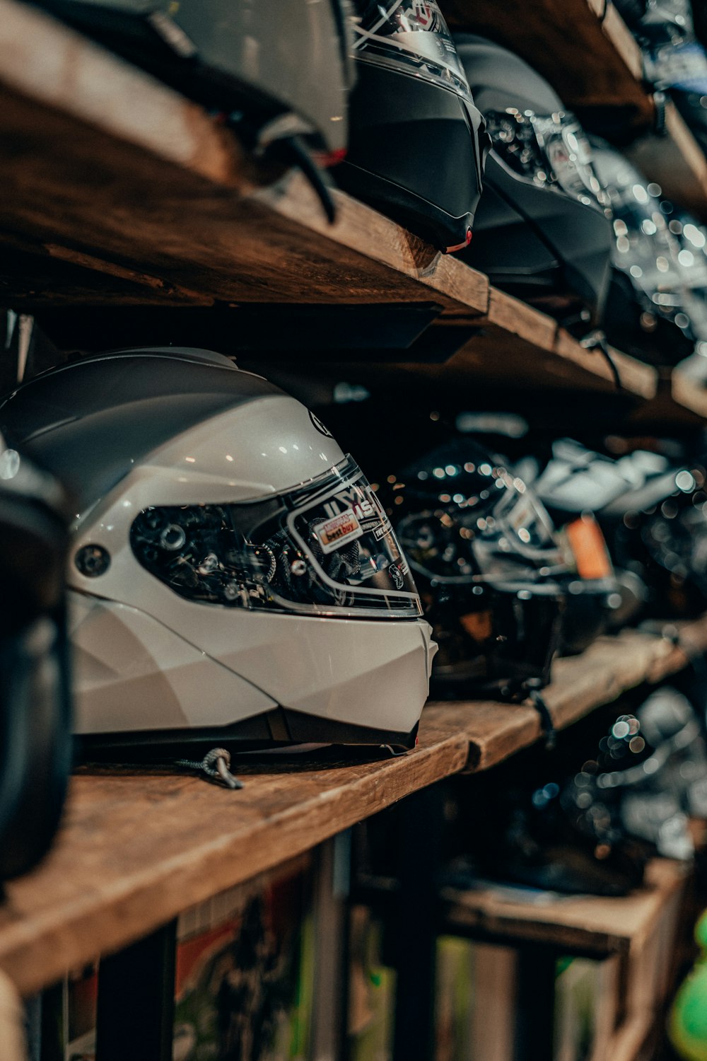 capacete de motocicleta preto e branco