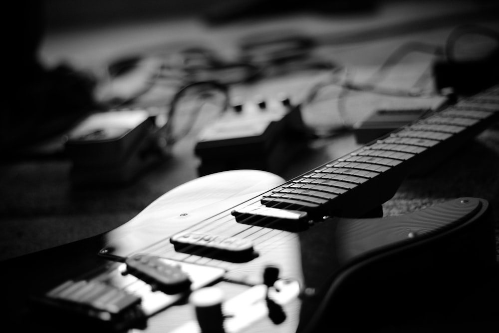 Foto en escala de grises de guitarra eléctrica
