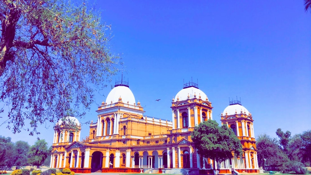 Edificio de hormigón blanco bajo el cielo azul durante el día