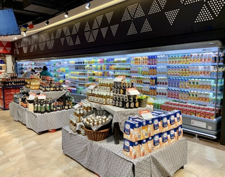 Italy's Retail Giants" shed light on Italy's top 10 supe­rmarket chains' strategic success, pre­sent