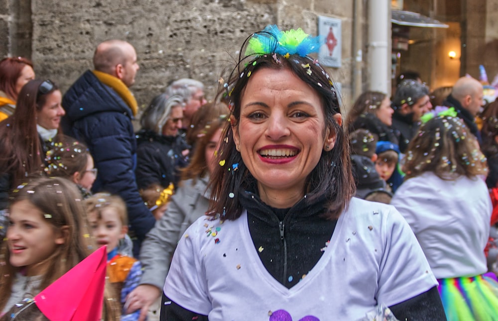 ragazza sorridente in camicia bianca e nera con stampa a stella