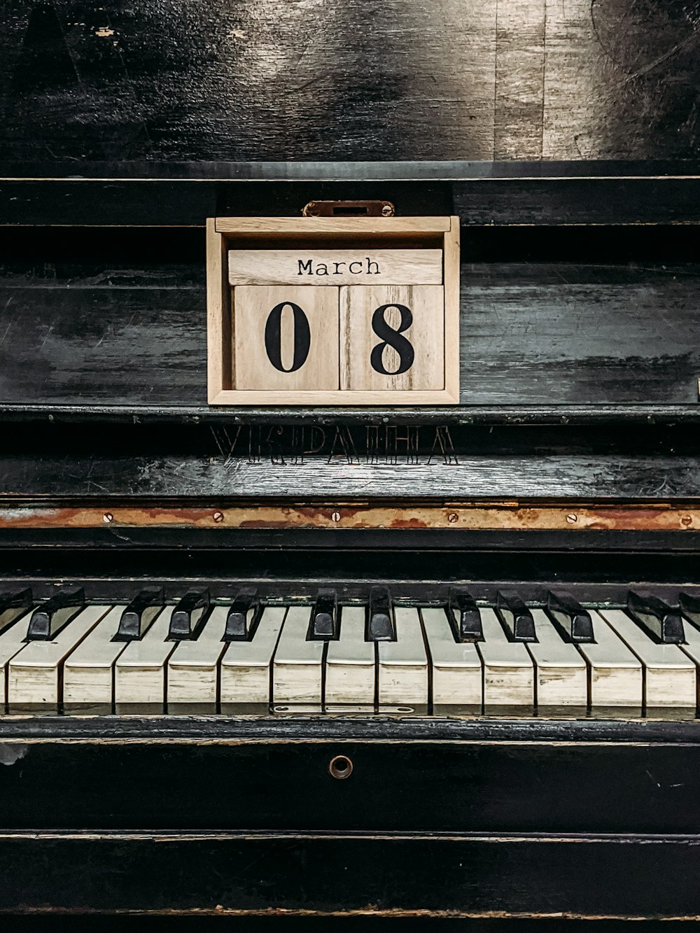 teclas de piano em preto e branco