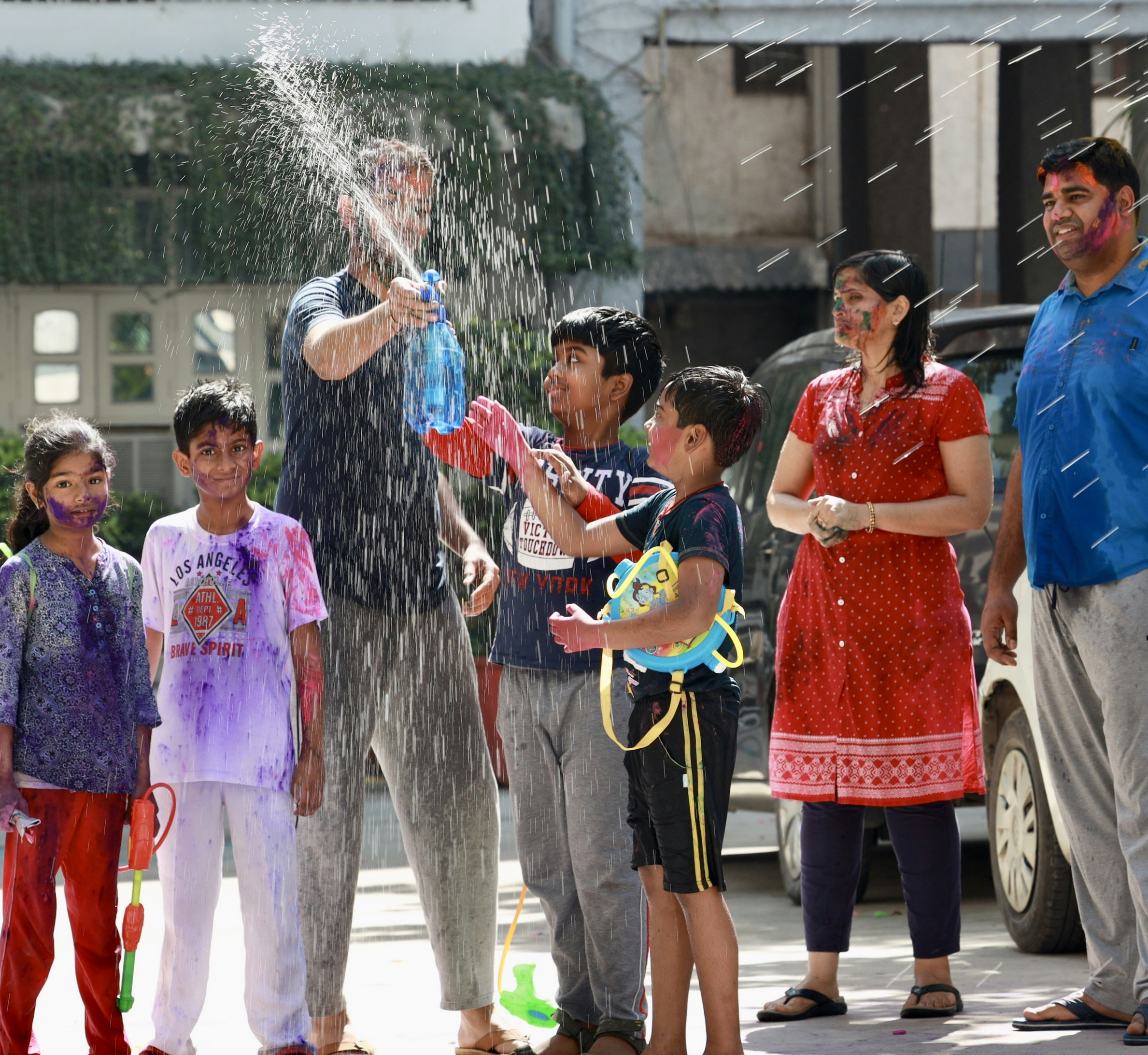 Menschen, die tagsüber auf der Straße stehen