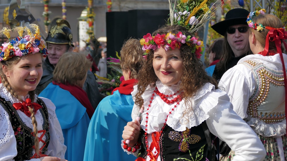 Mädchen im blau-weißen langärmeligen Kleid