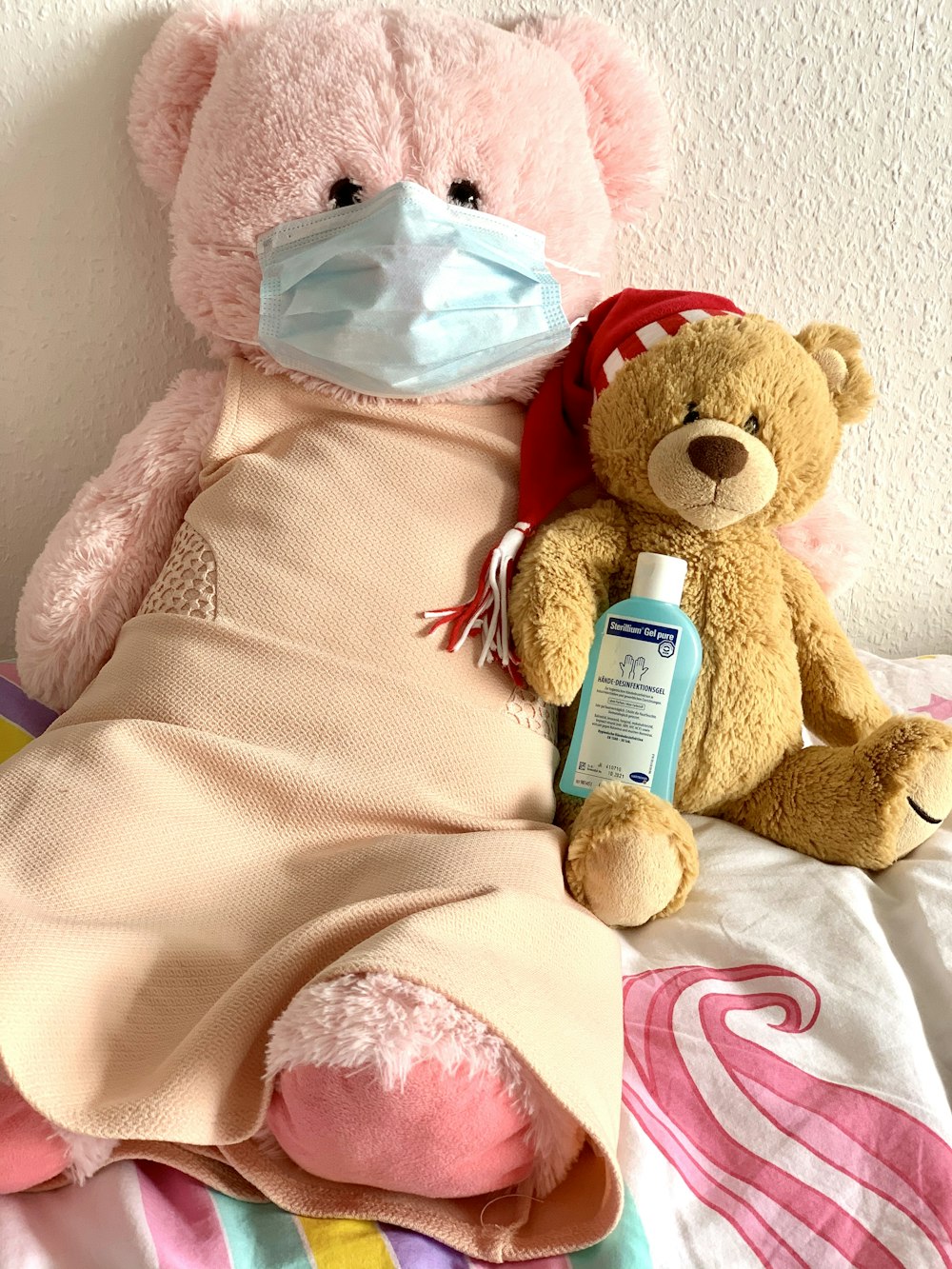 brinquedo de pelúcia do urso marrom no têxtil rosa e branco