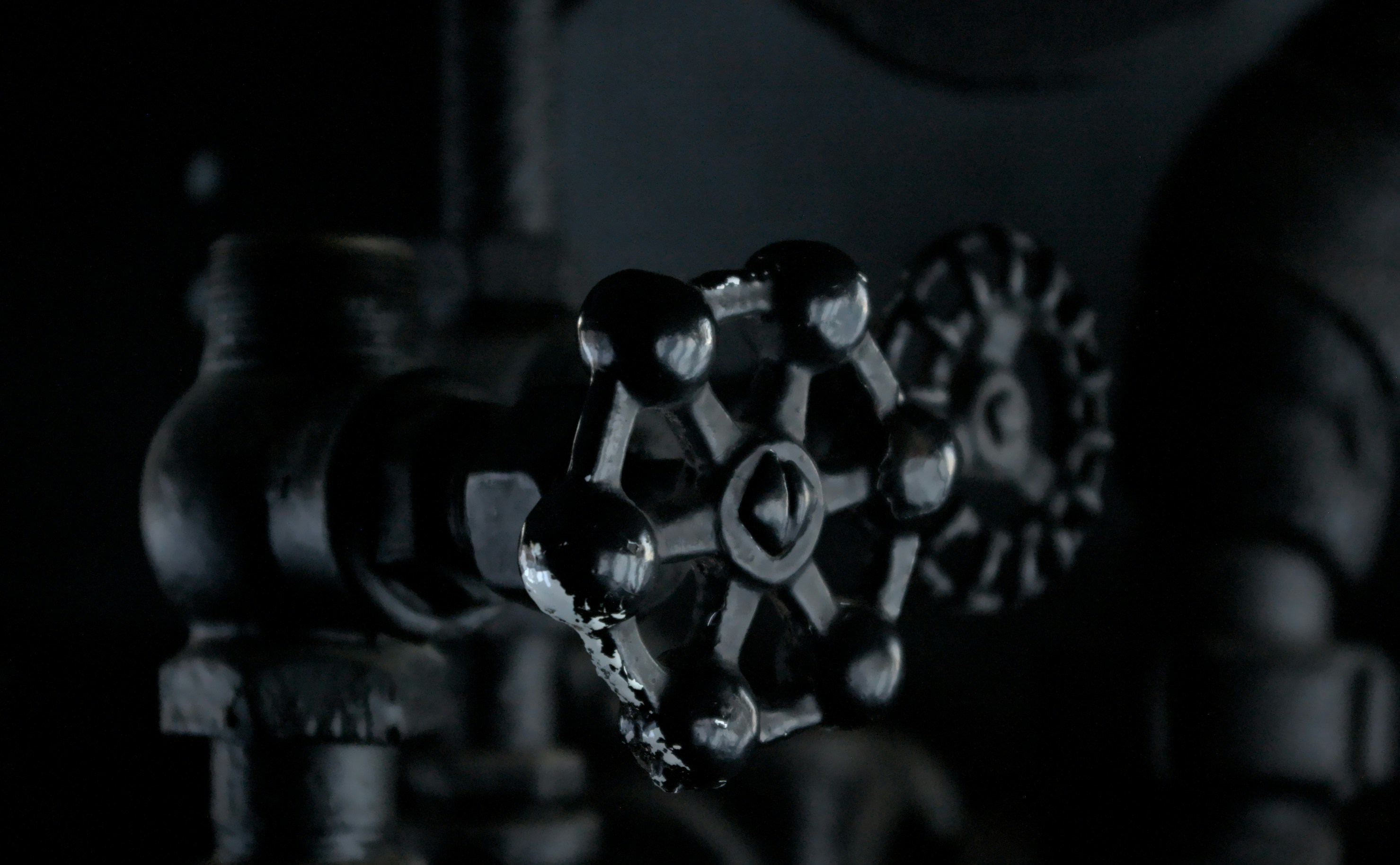 black and silver metal pipe