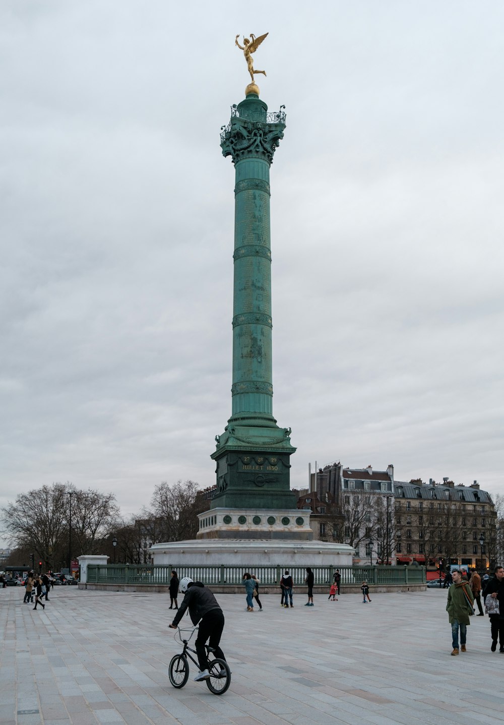 Estatua de hormigón verde bajo el cielo nublado durante el día