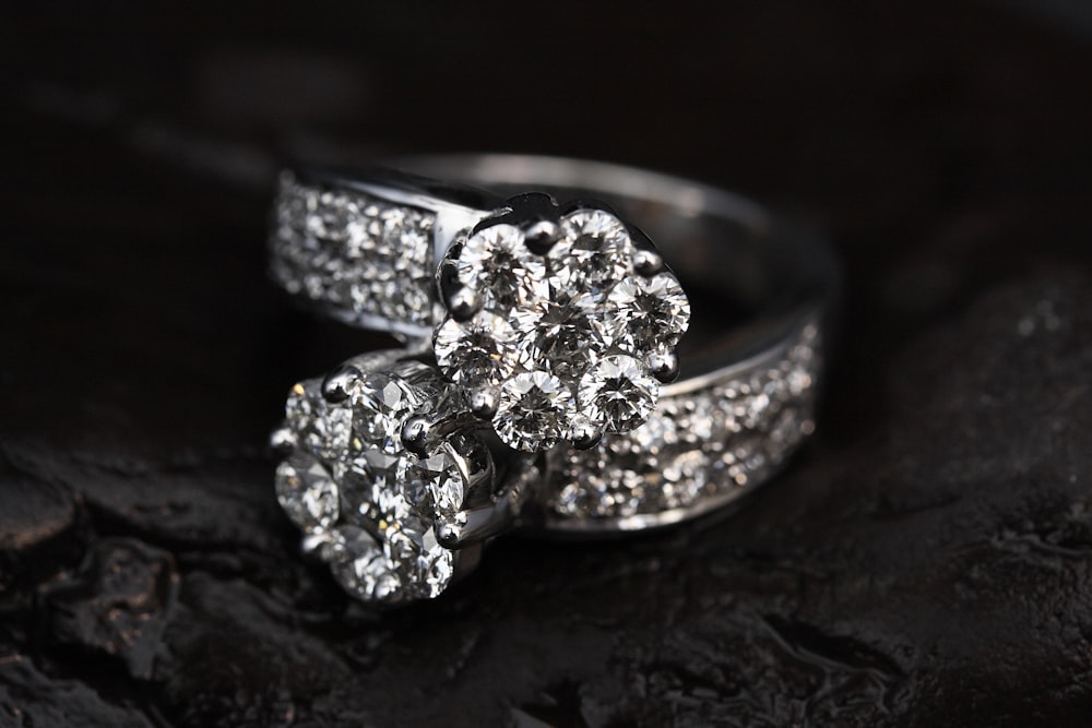 anello in argento tempestato di diamanti su superficie nera