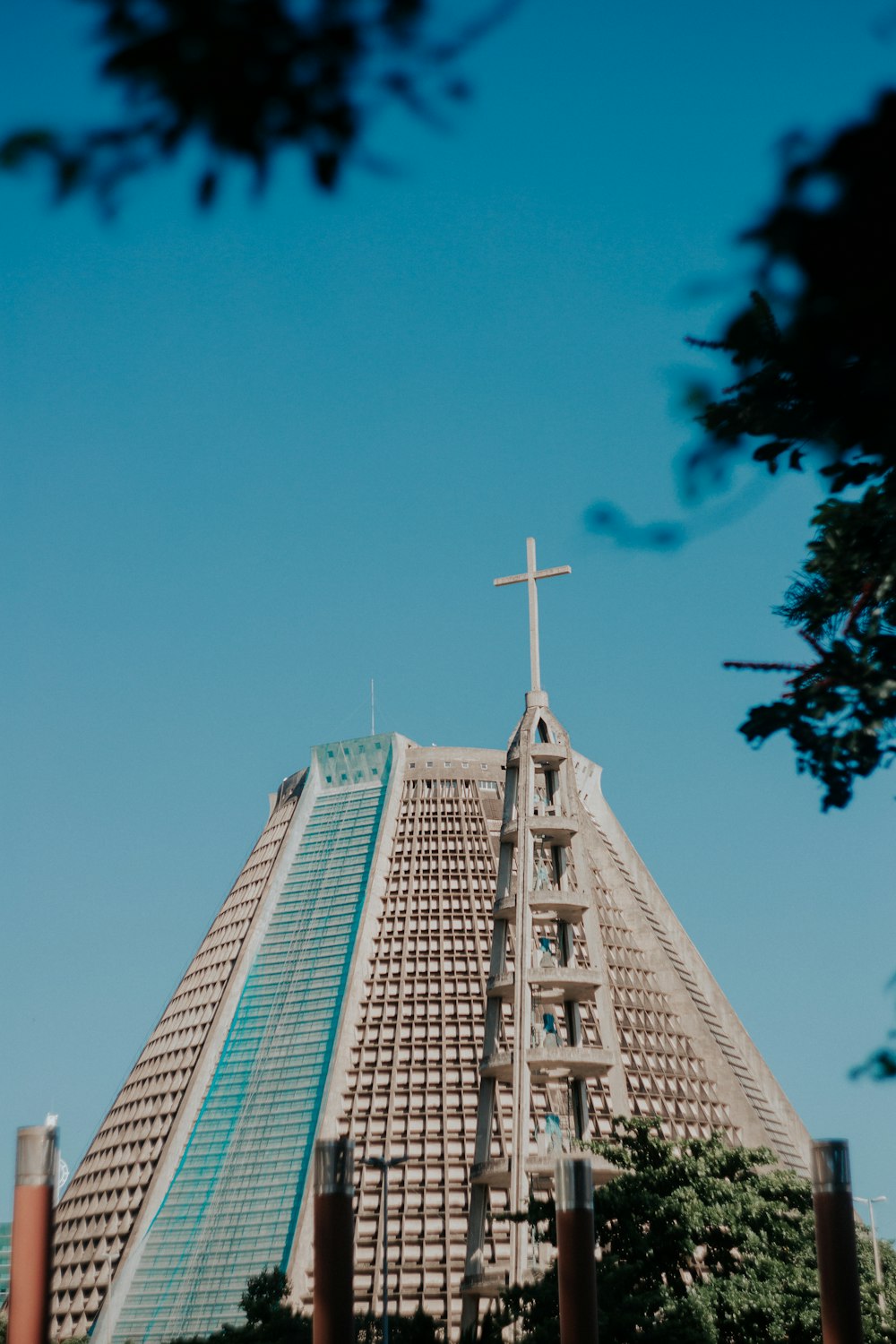 Fotografía de ángulo bajo de un edificio de gran altura marrón