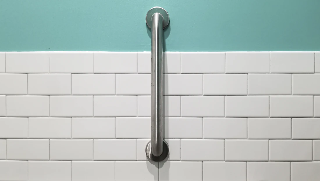 Walk-in shower with a simple, open layout