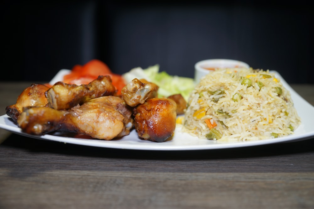 Alimentos cocinados en plato de cerámica blanca