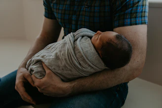 Padre con su bebé recién nacido en brazos, reconocimiento de filiación en Salta