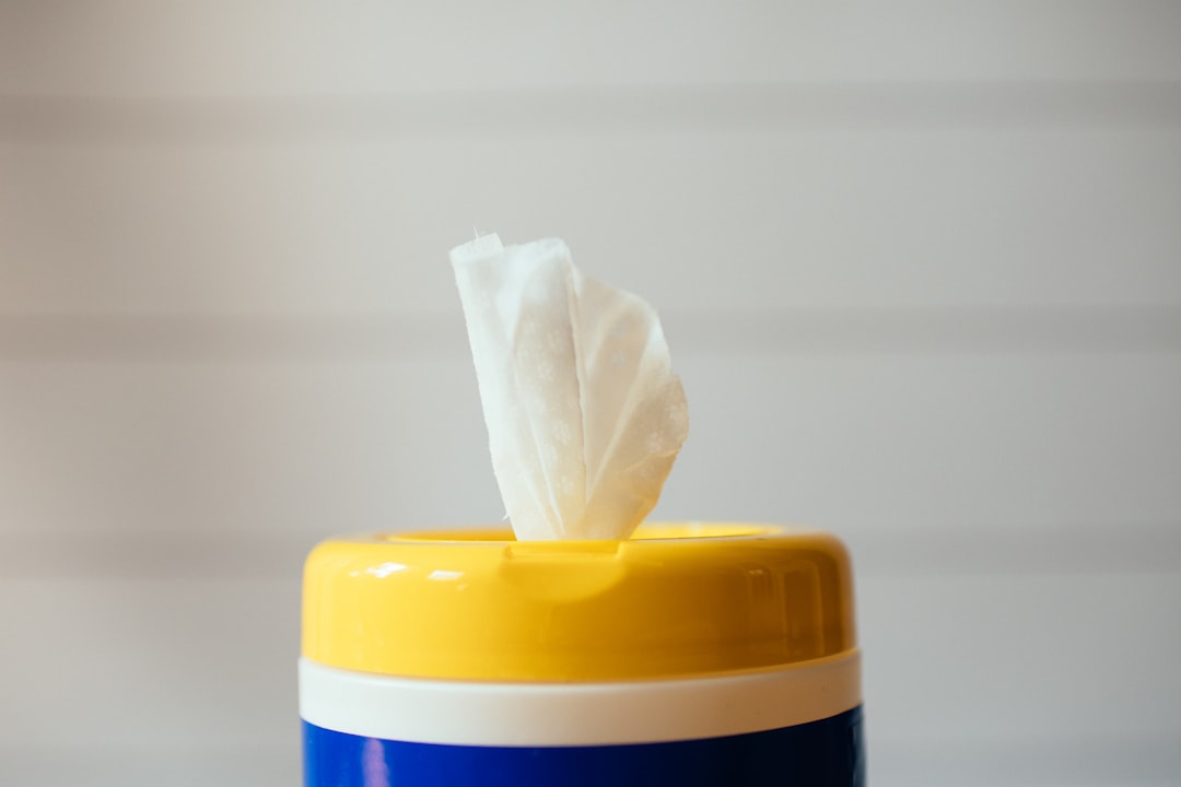 Container of cleaning / sanitizing wipes