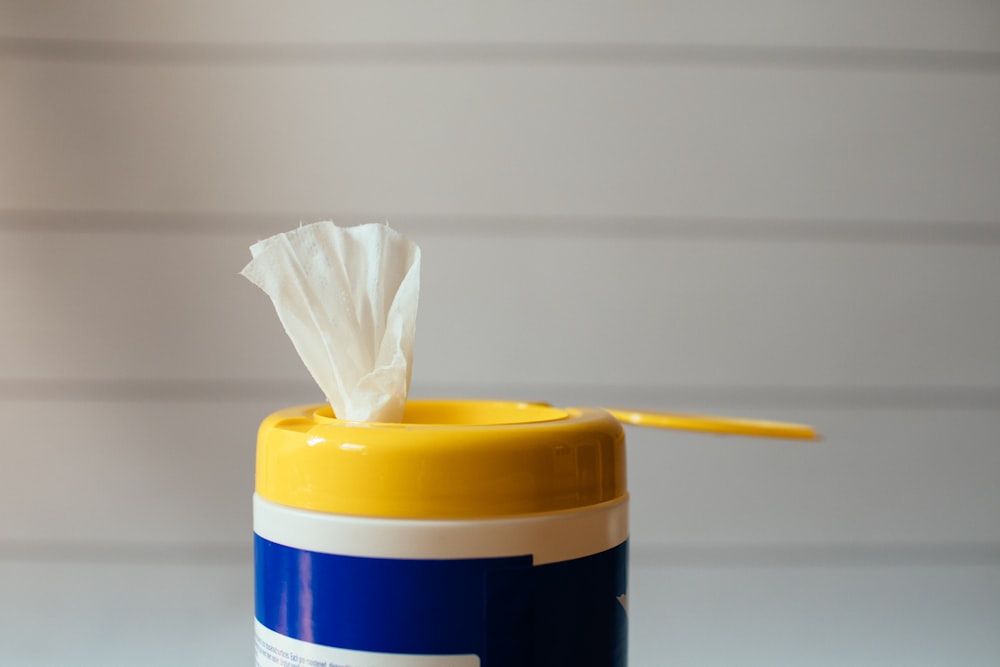 matita gialla su contenitore di plastica bianco e blu