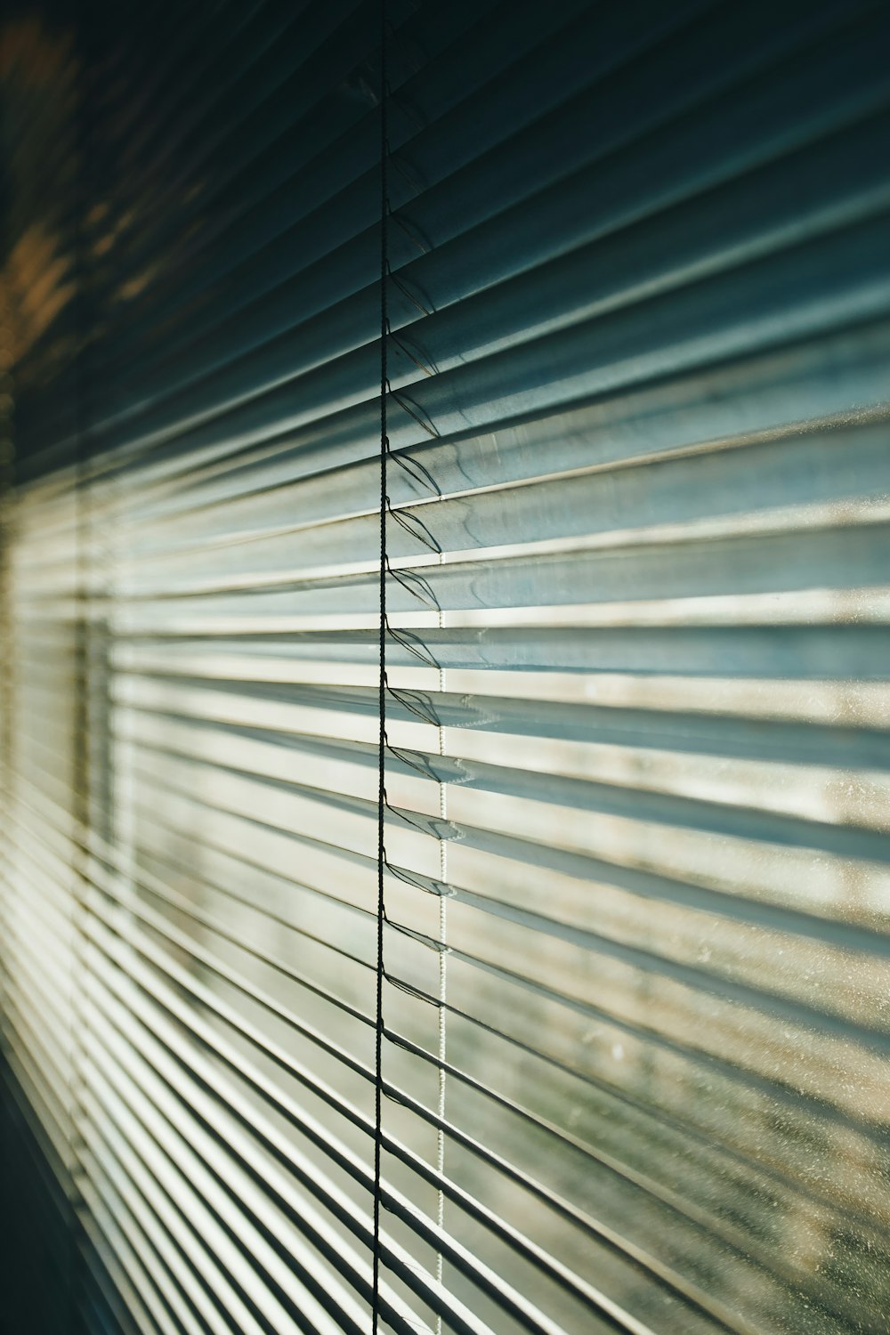 white window blinds during daytime