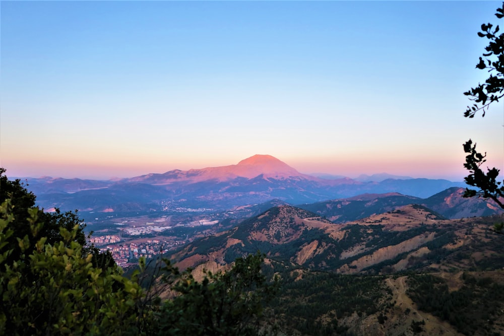 vista aérea da cidade durante o pôr do sol