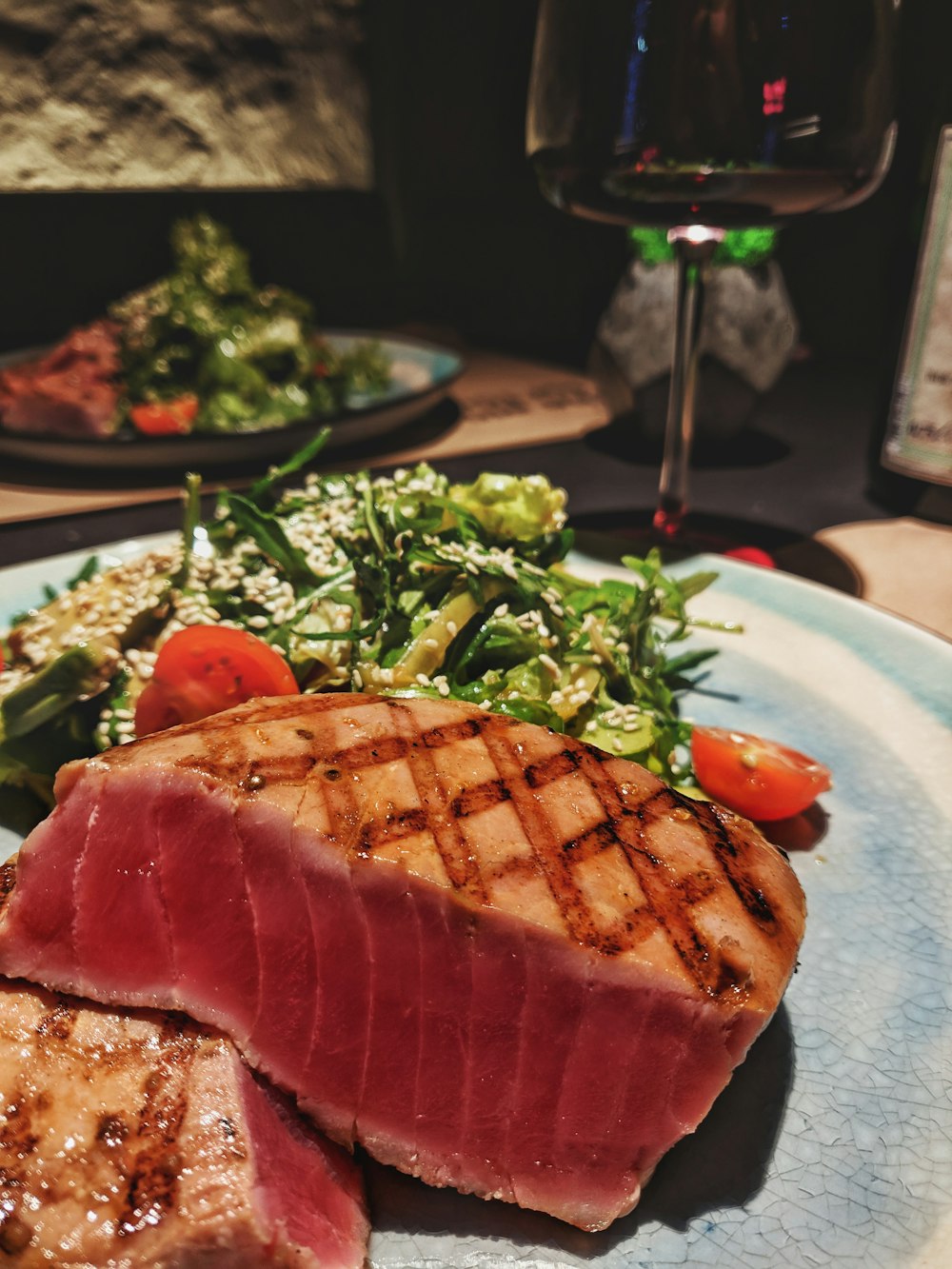 Pain tranché aux légumes verts sur assiette en céramique blanche