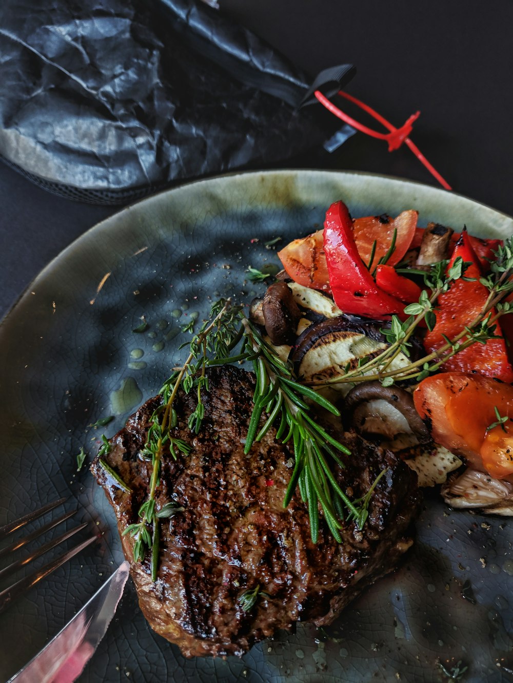 Alimentos cocinados en plato de cerámica azul