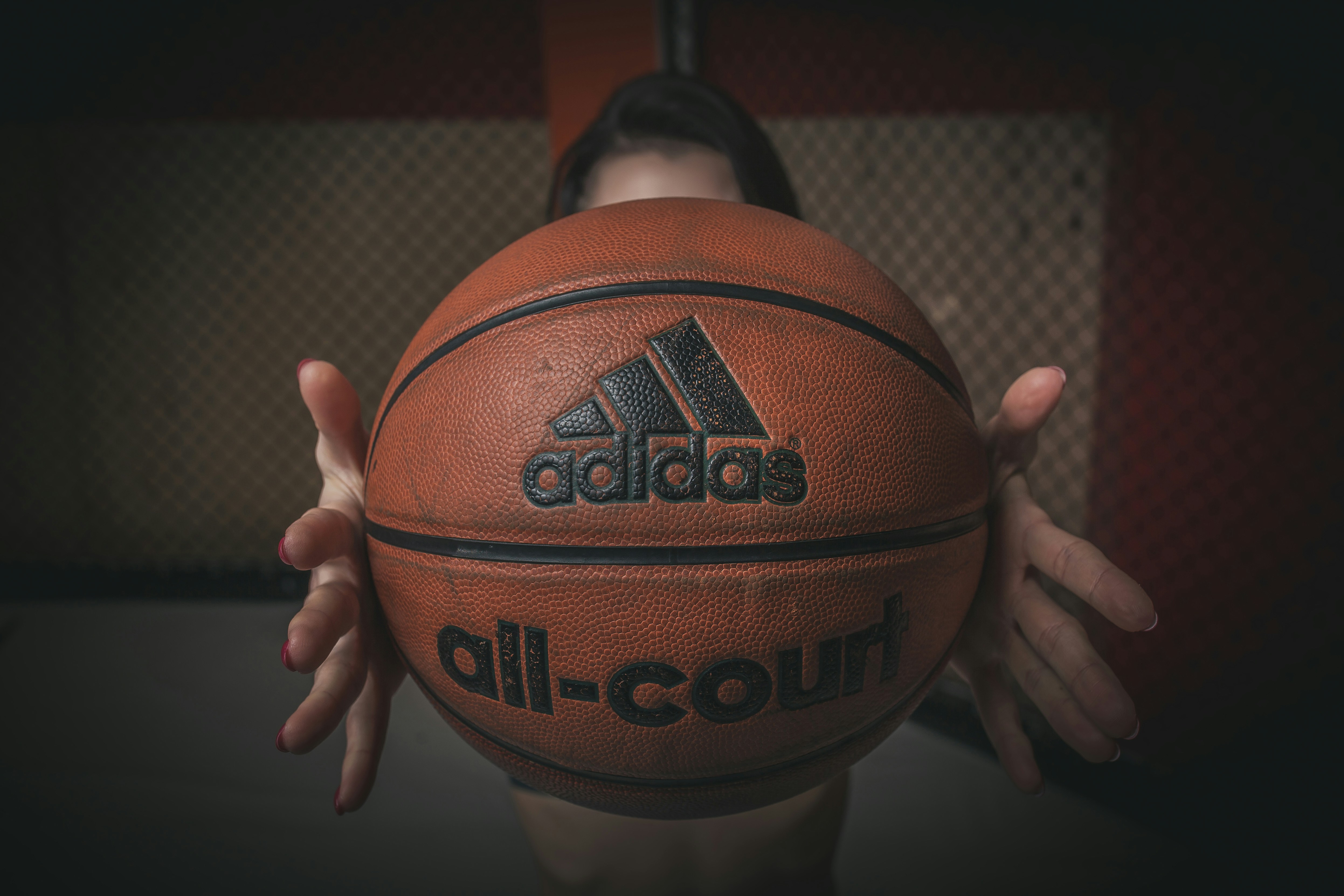 茶色と黒のバスケットボールの写真 Unsplashで見つける茶色の無料写真