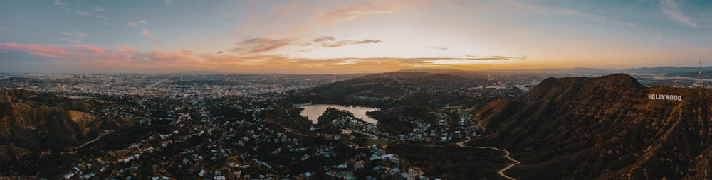 Vista aérea de la ciudad durante la puesta del sol