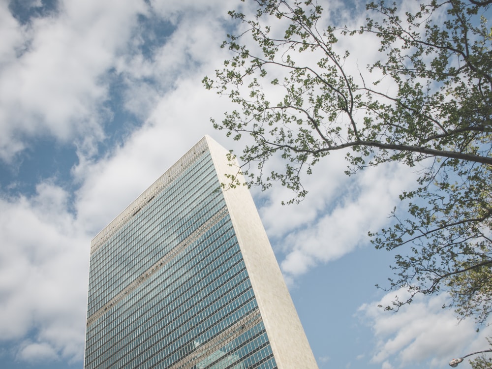 Edificio de hormigón marrón bajo el cielo azul durante el día