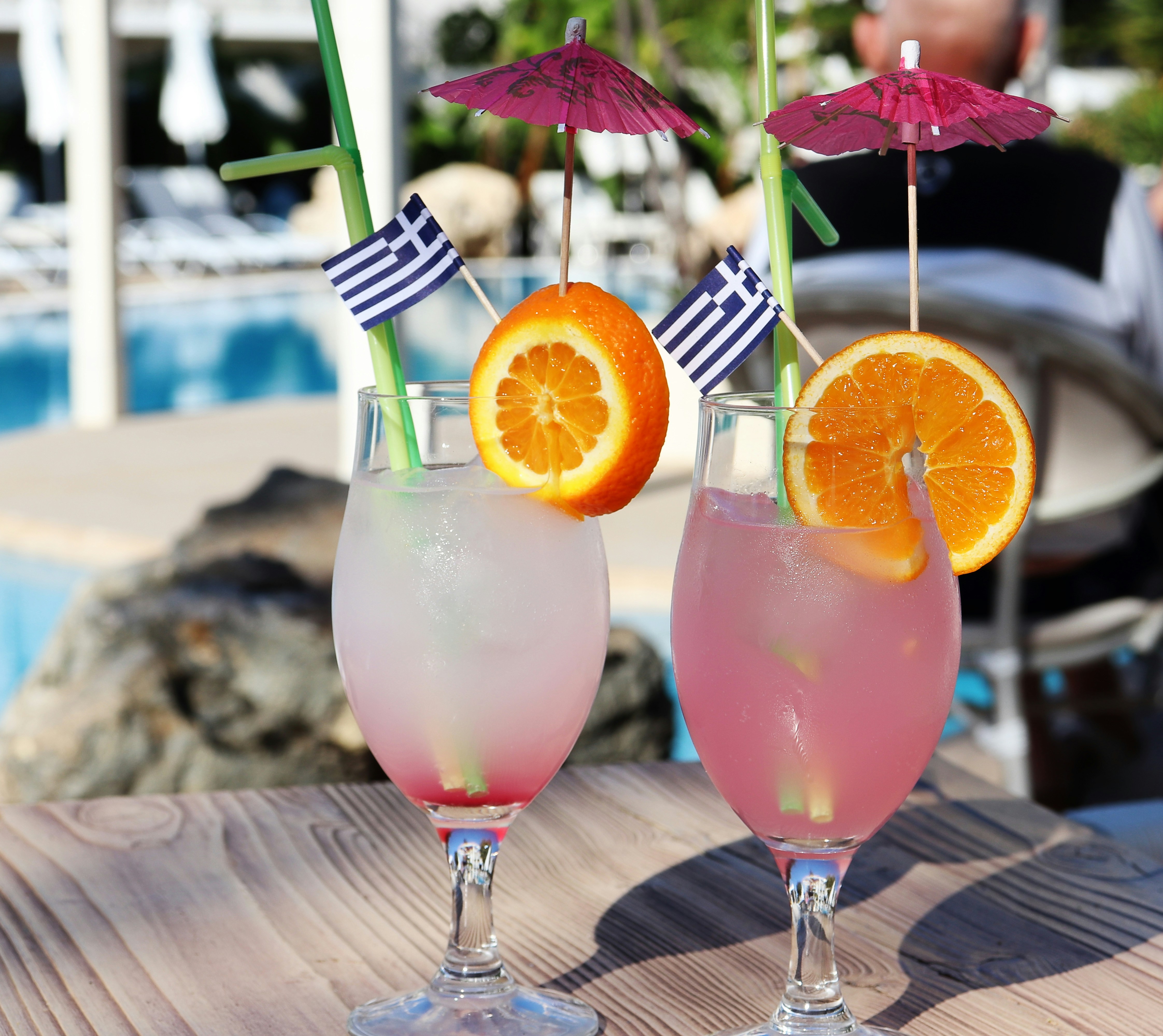 Kos, guida ai locali e alle discoteche da non perdere (in foto due drink alla frutta con bandierine greche)