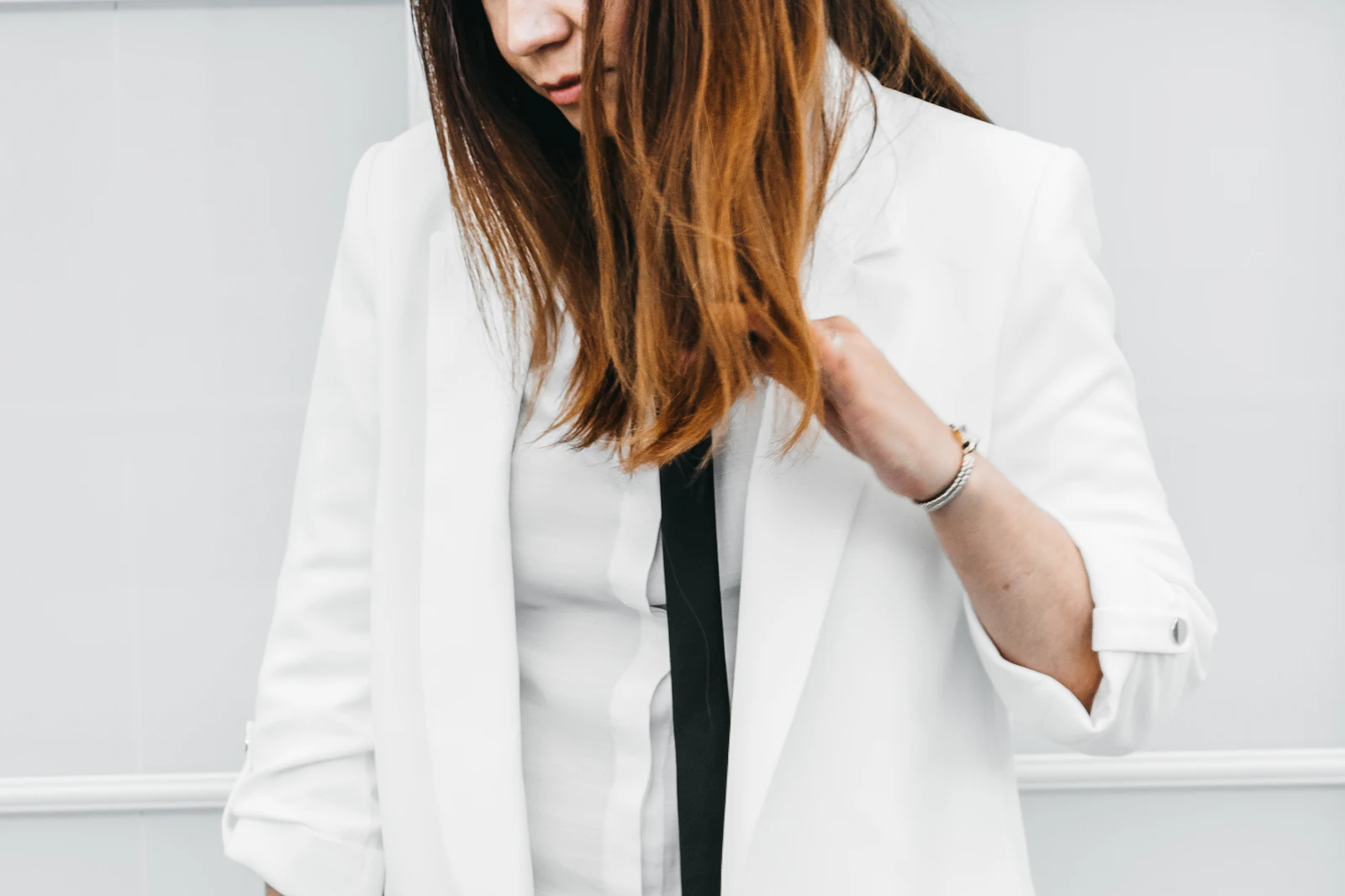 Blazer sem gola (collarless): a alfaiataria clean e moderna