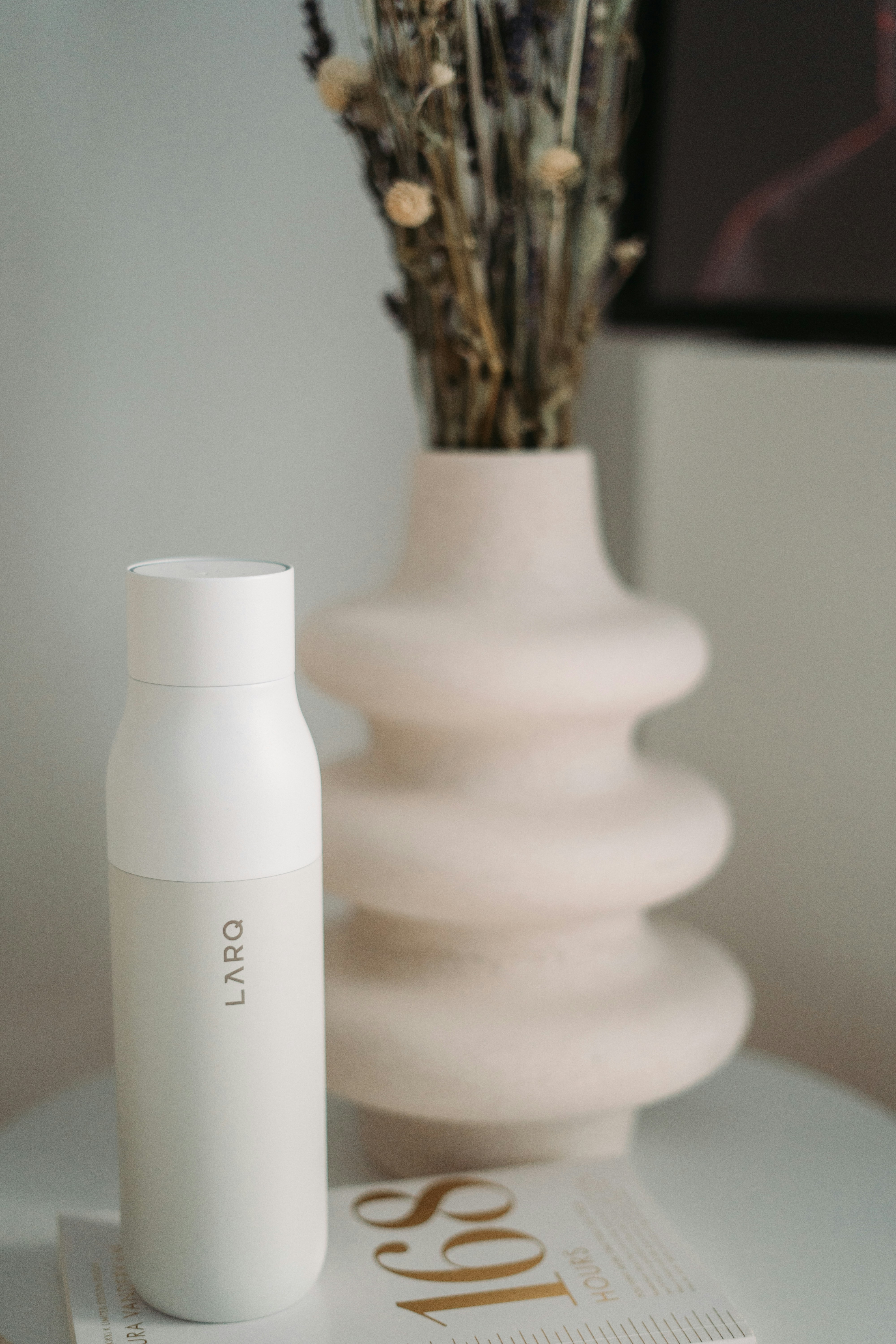 bottiglia di plastica bianca su tavolo rotondo bianco