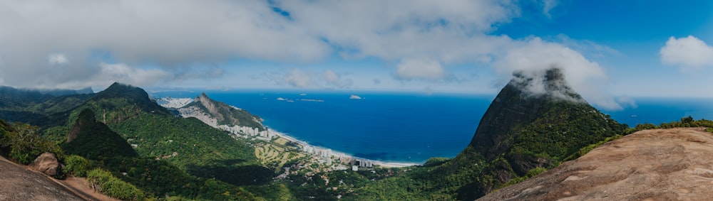 Vista aérea de la ciudad cerca del cuerpo de agua durante el día