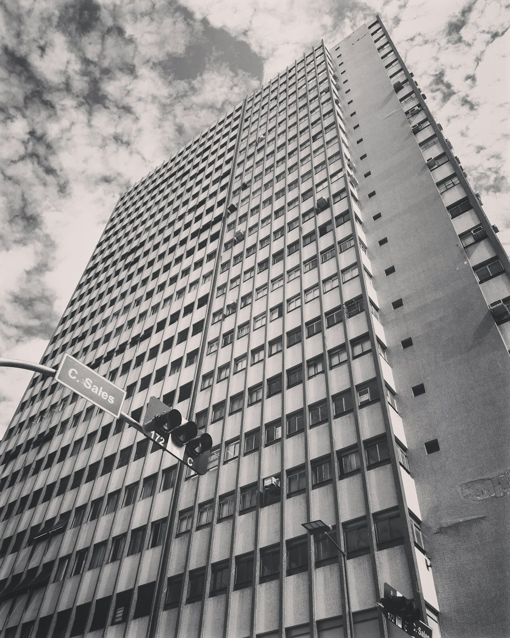 高層ビルのローアングル撮影