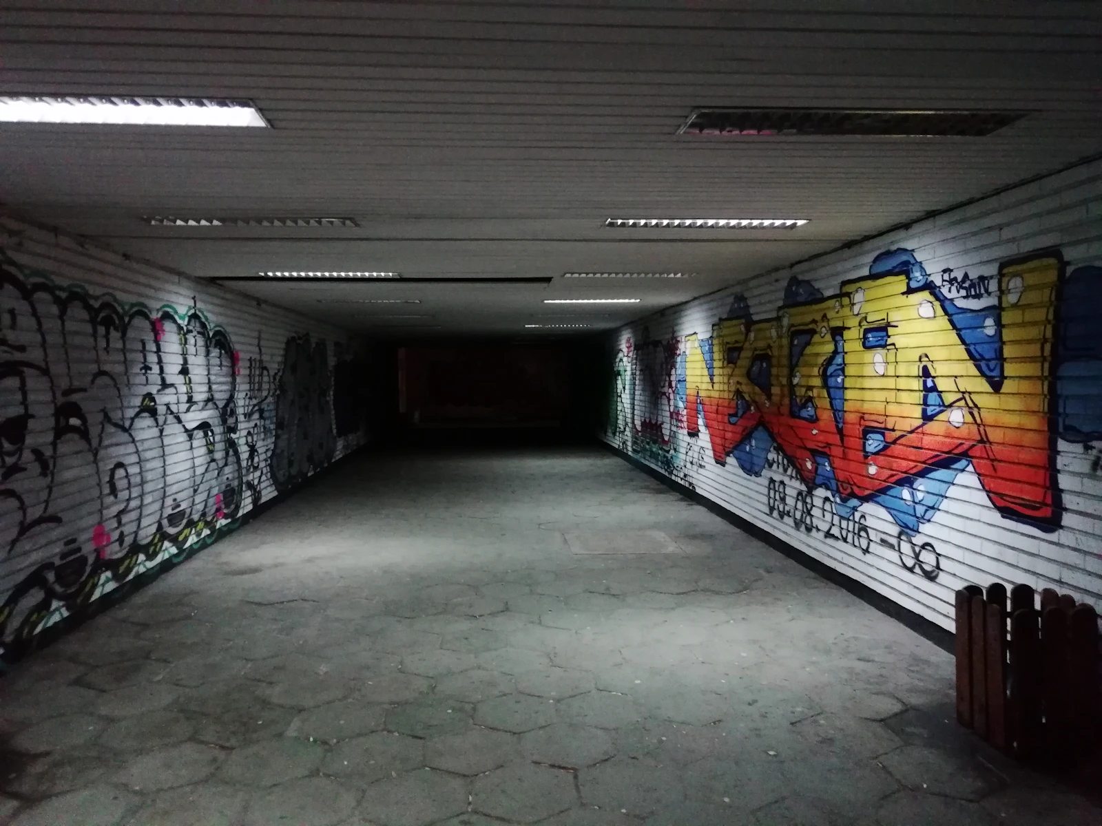 Moderne soverom med et gatekunstbilde i duse farger