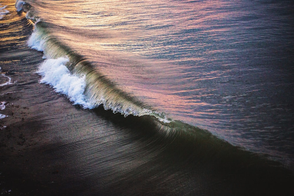 ondas do oceano batendo em terra durante o dia