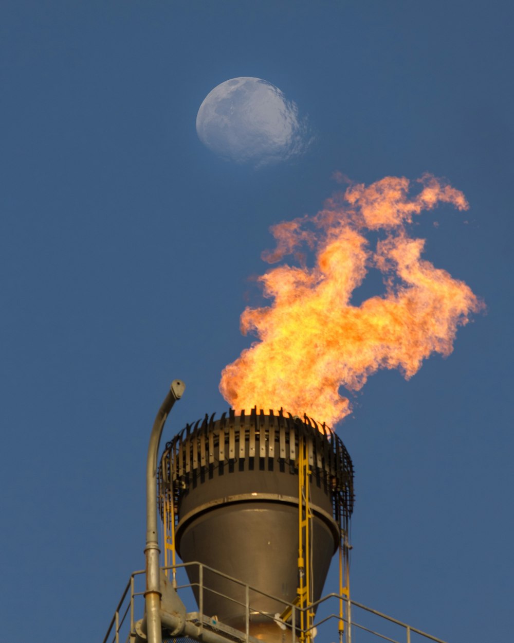 Feuer im grauen Stahltank