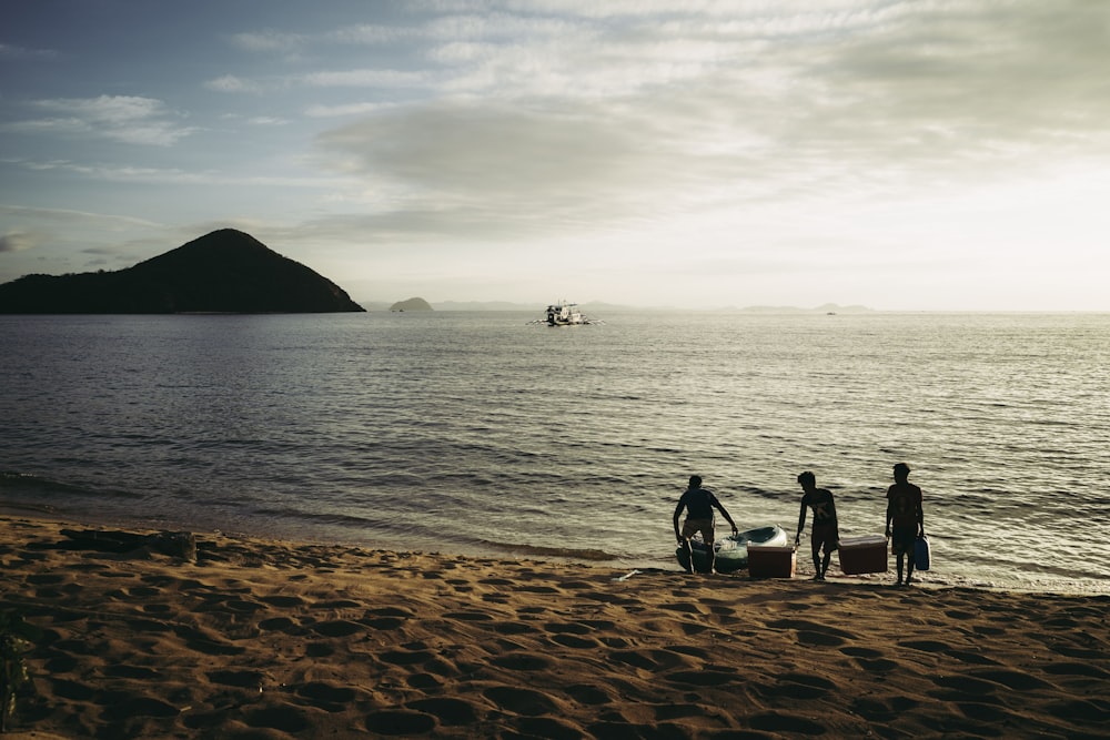 Gente en la playa durante el día