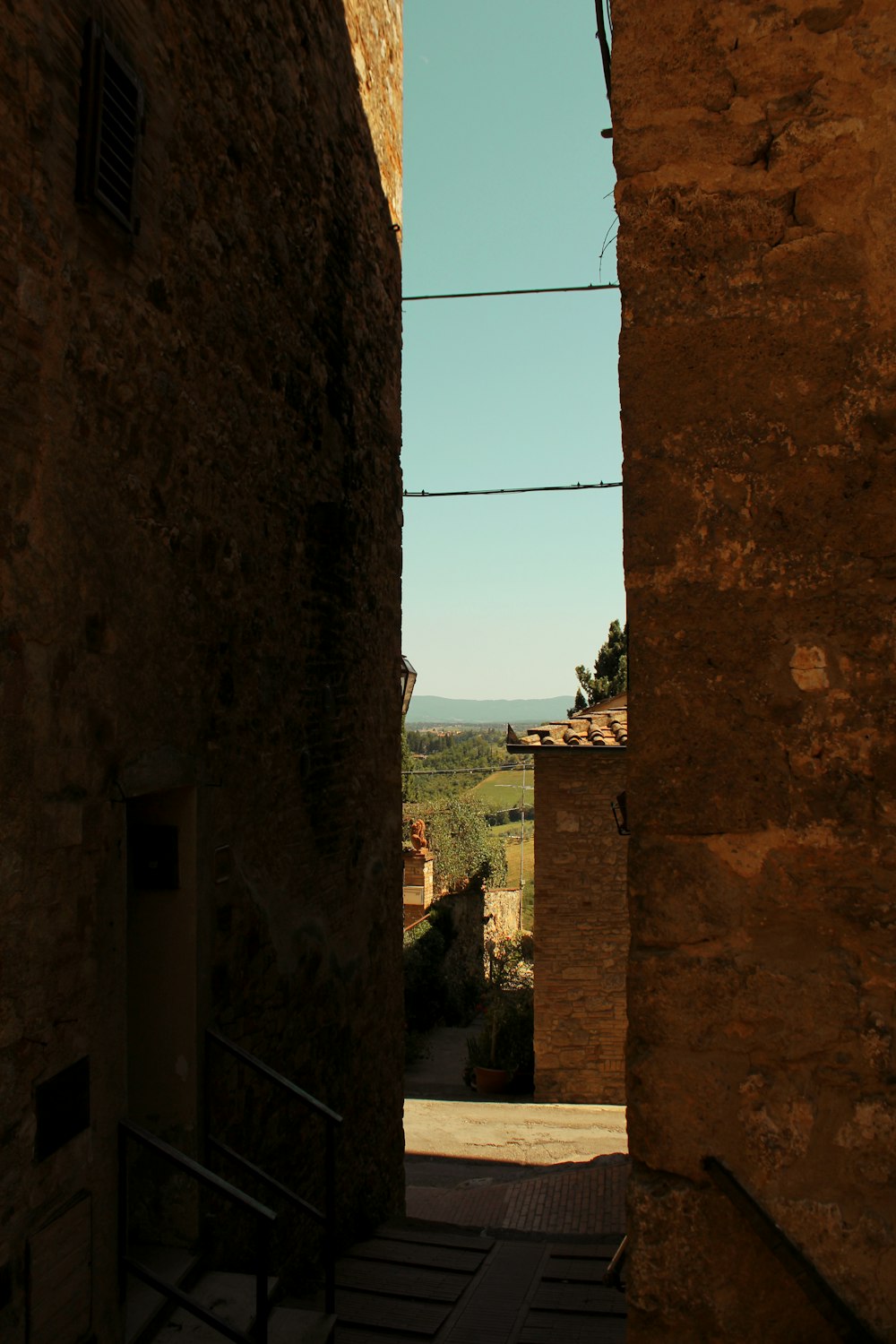 edificio in cemento marrone durante il giorno