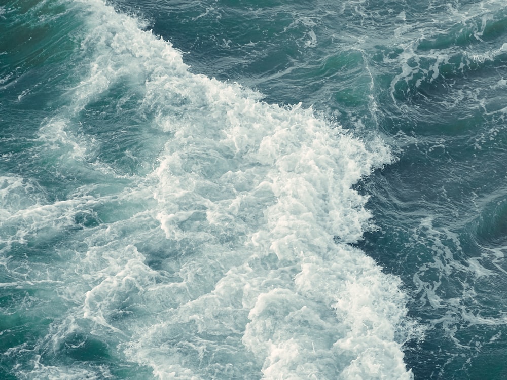 ondas do oceano batendo em terra durante o dia