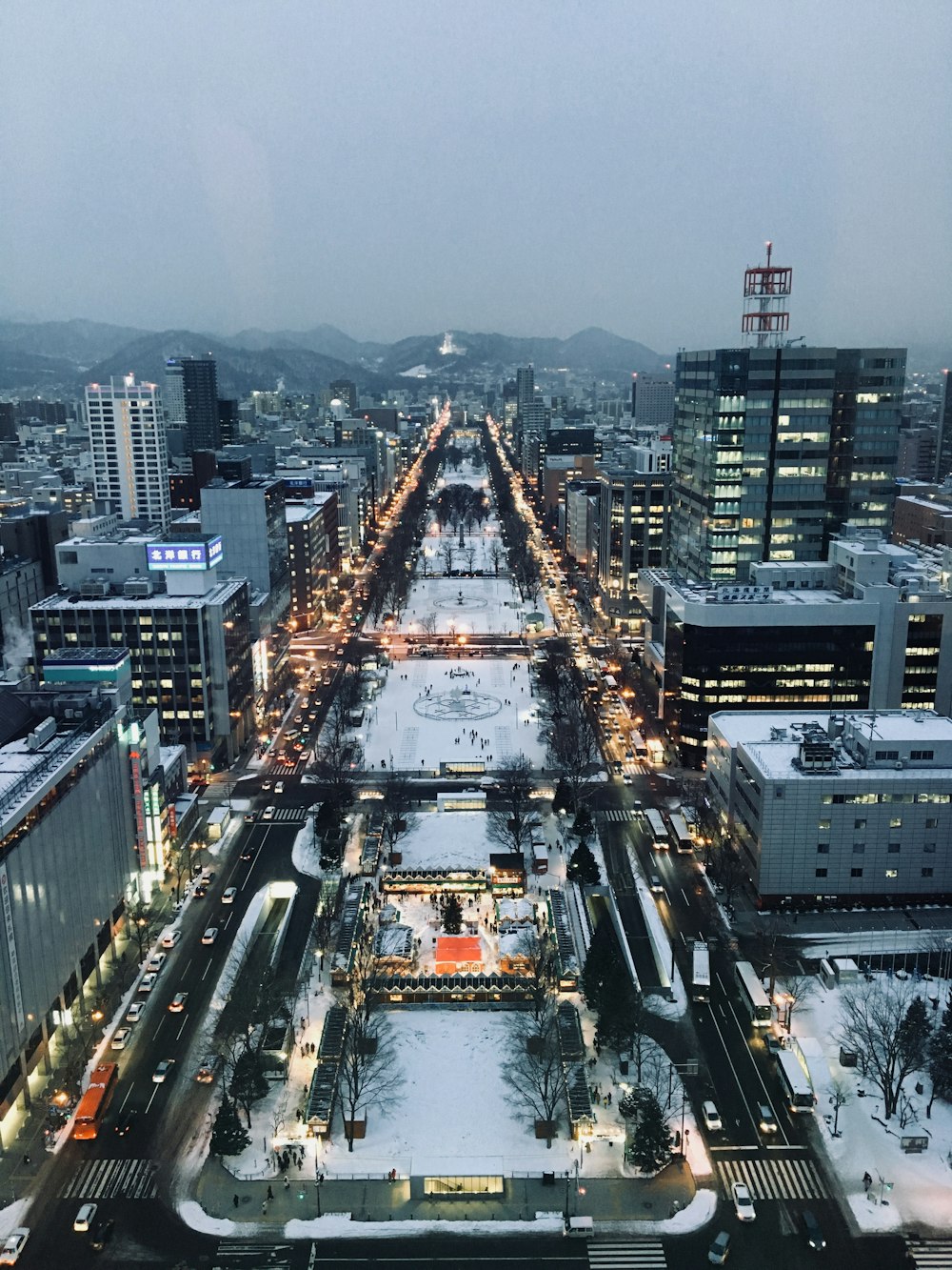 야간에 고층 건물이있는 도시