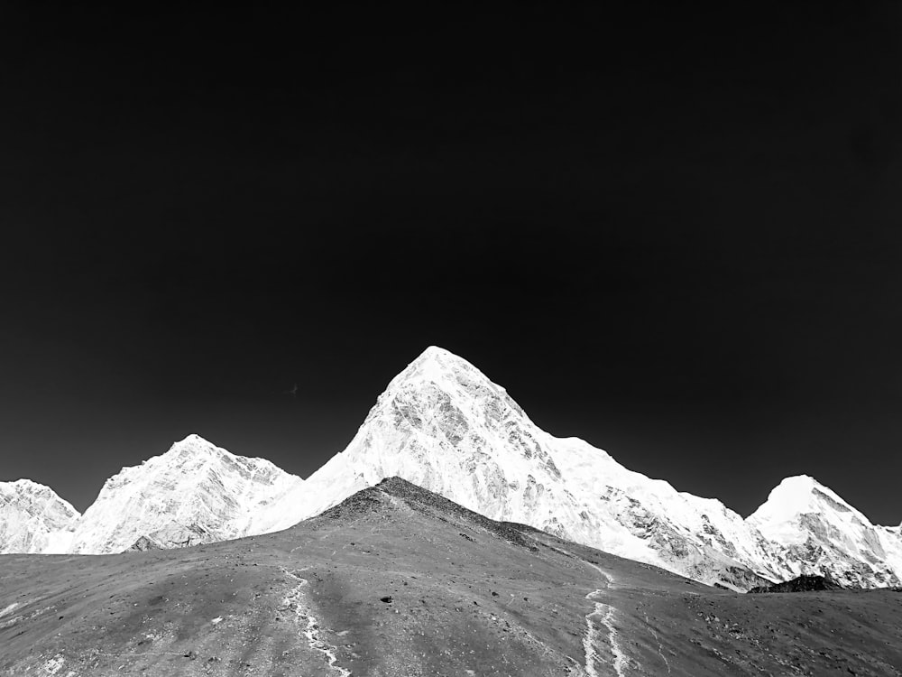 montanha coberta de neve durante o dia