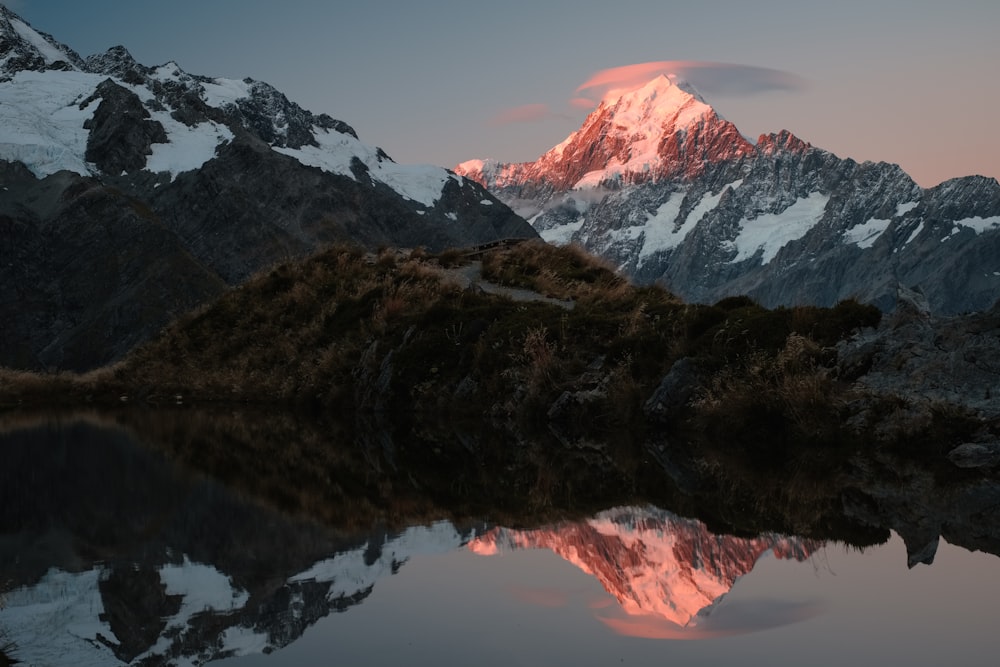 Montaña cubierta de nieve cerca del lago durante el día