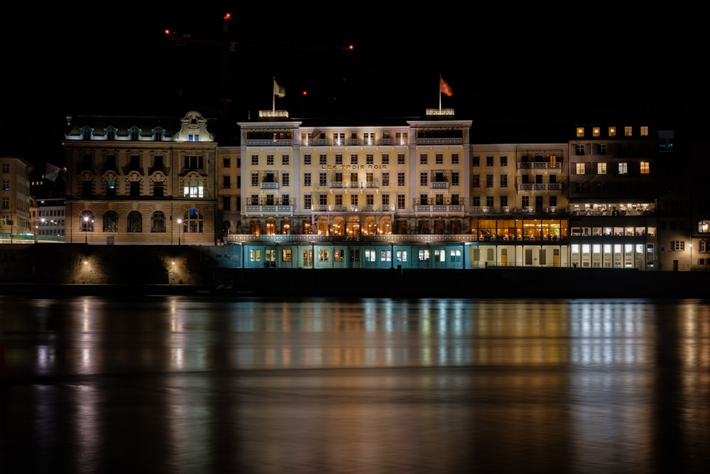 Edificio de hormigón blanco durante la noche