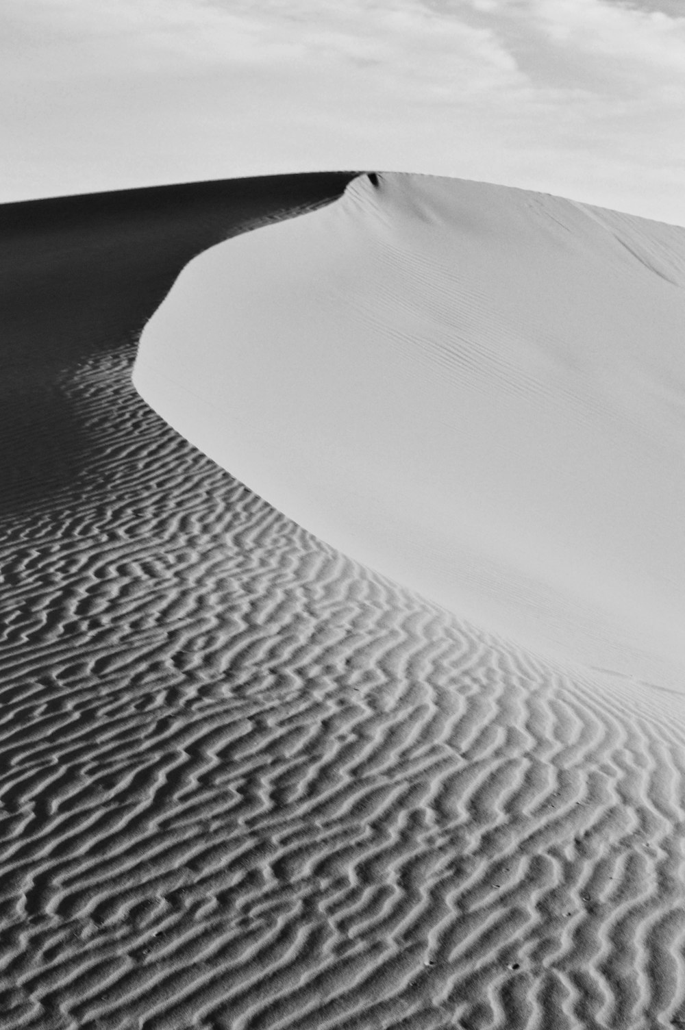 sabbia bianca sul deserto durante il giorno