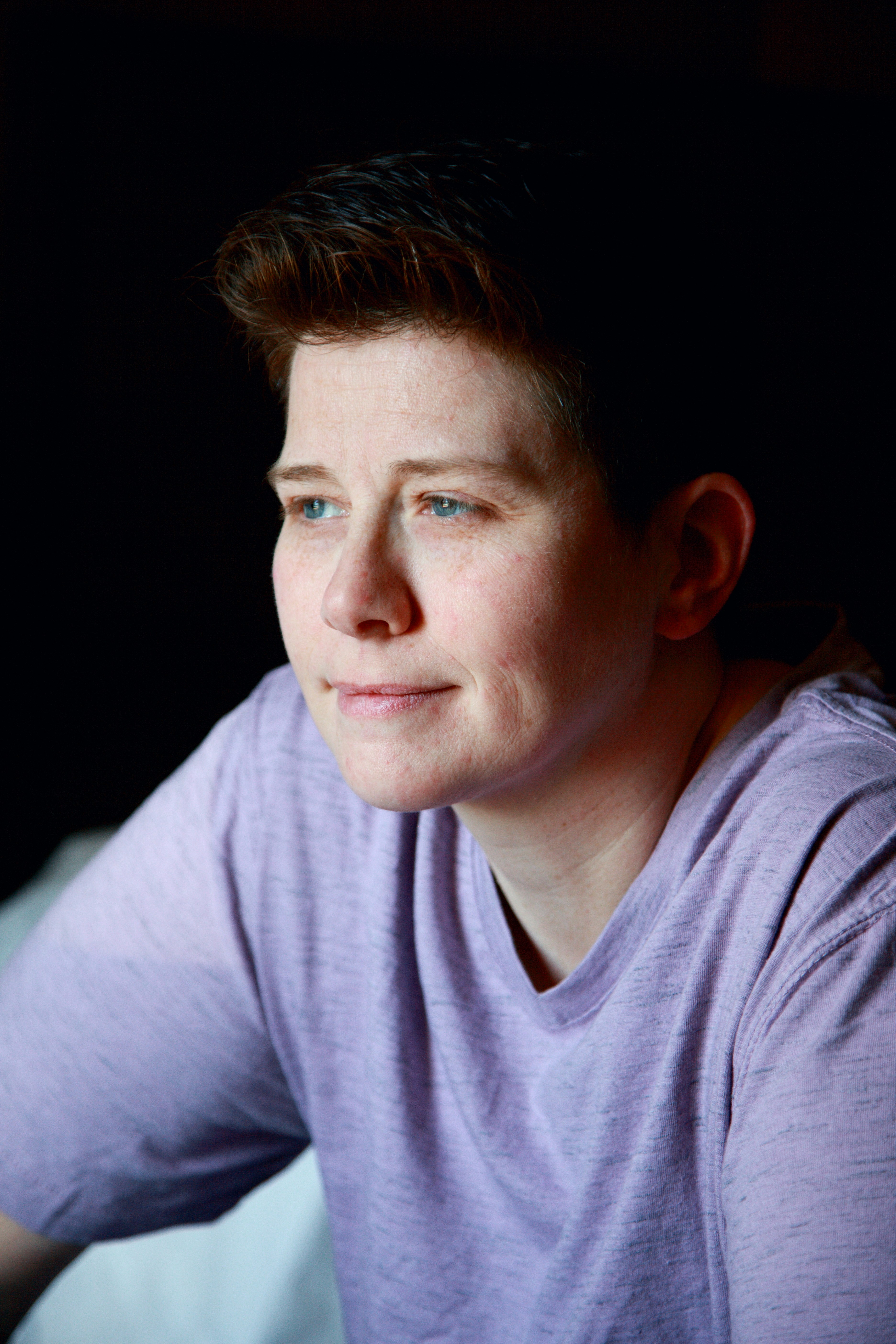 homme en chemise grise à col rond