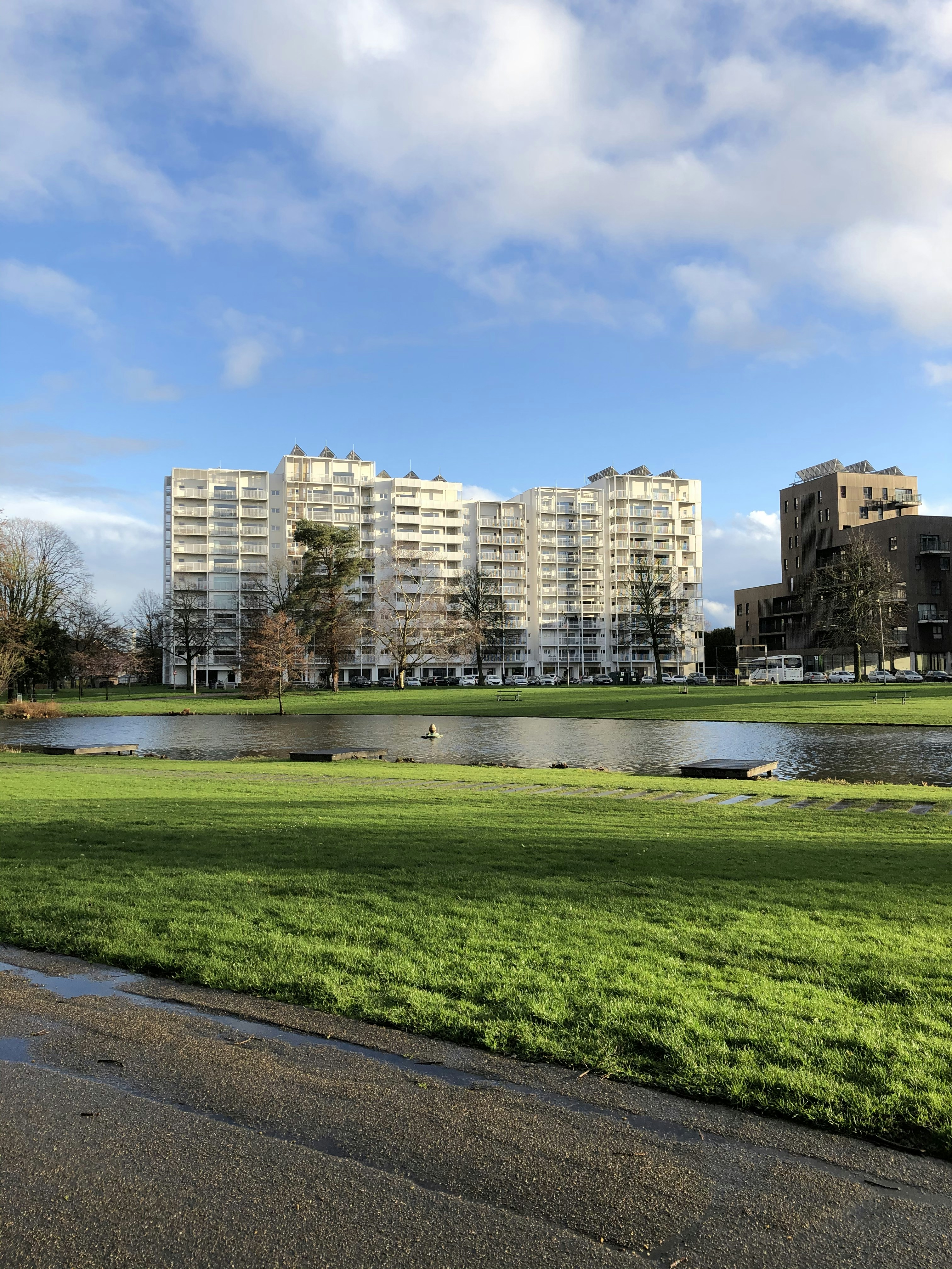 Horizon de la ville sous le ciel bleu pendant la journée