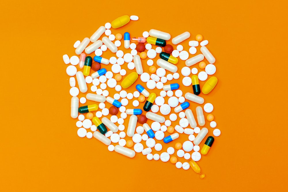 Píldora de medicación blanca y naranja