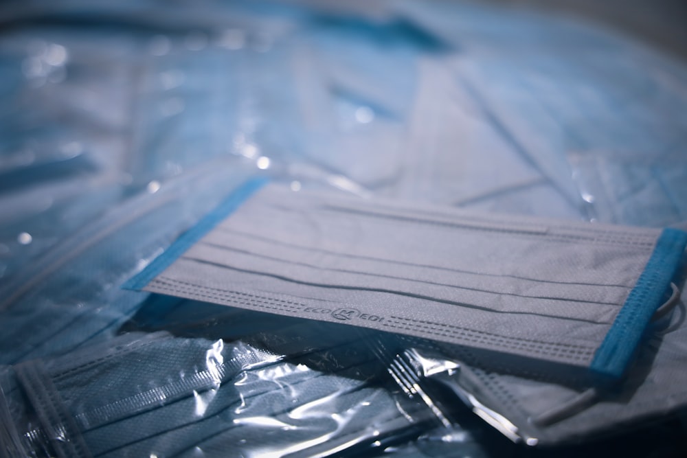 textil azul sobre paquete de plástico transparente