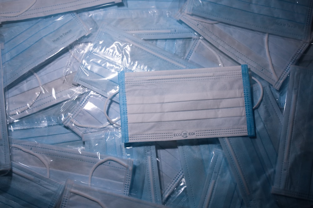 Paquete de plástico blanco y azul