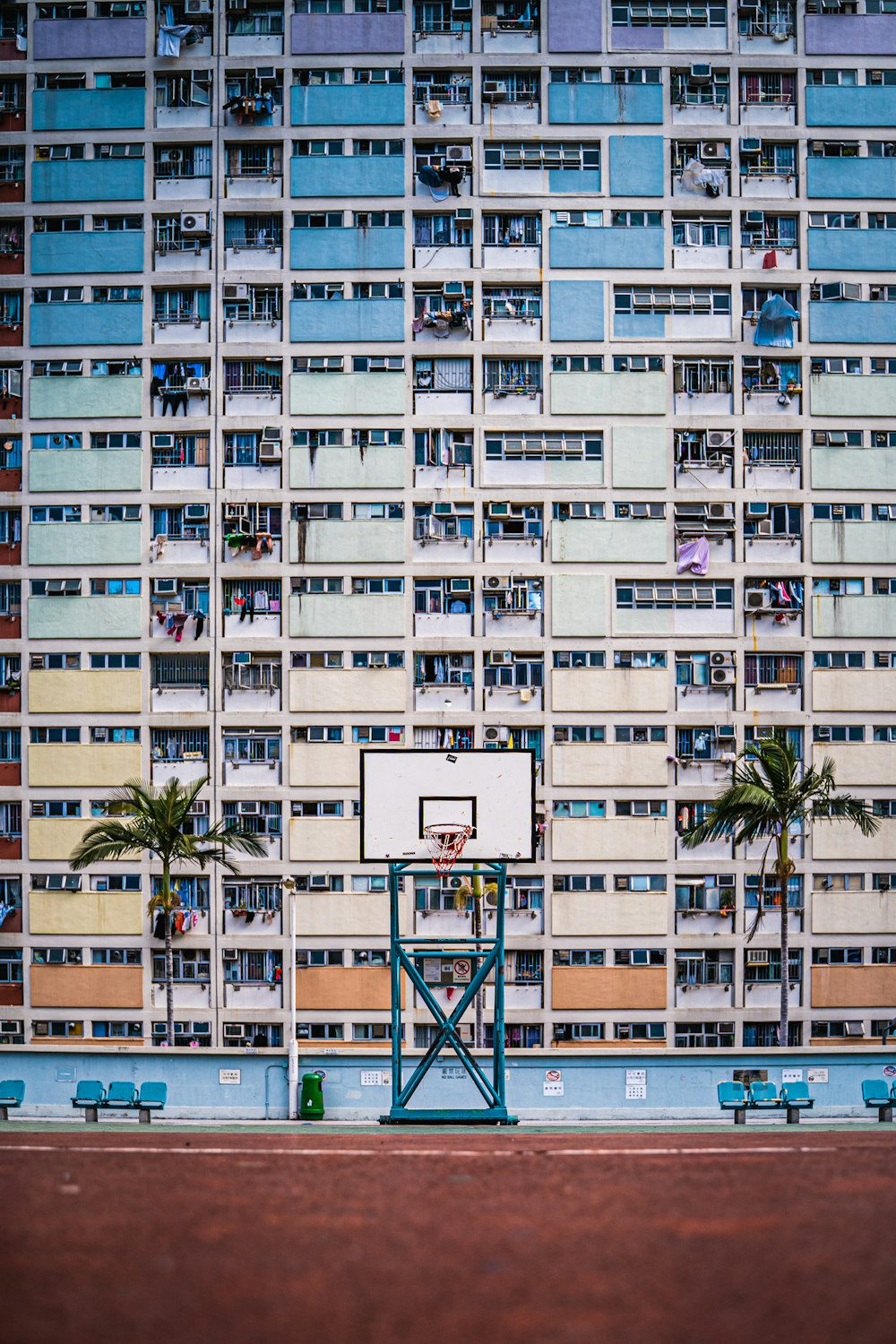 Edificio de hormigón blanco con grúa azul y blanca en el frente