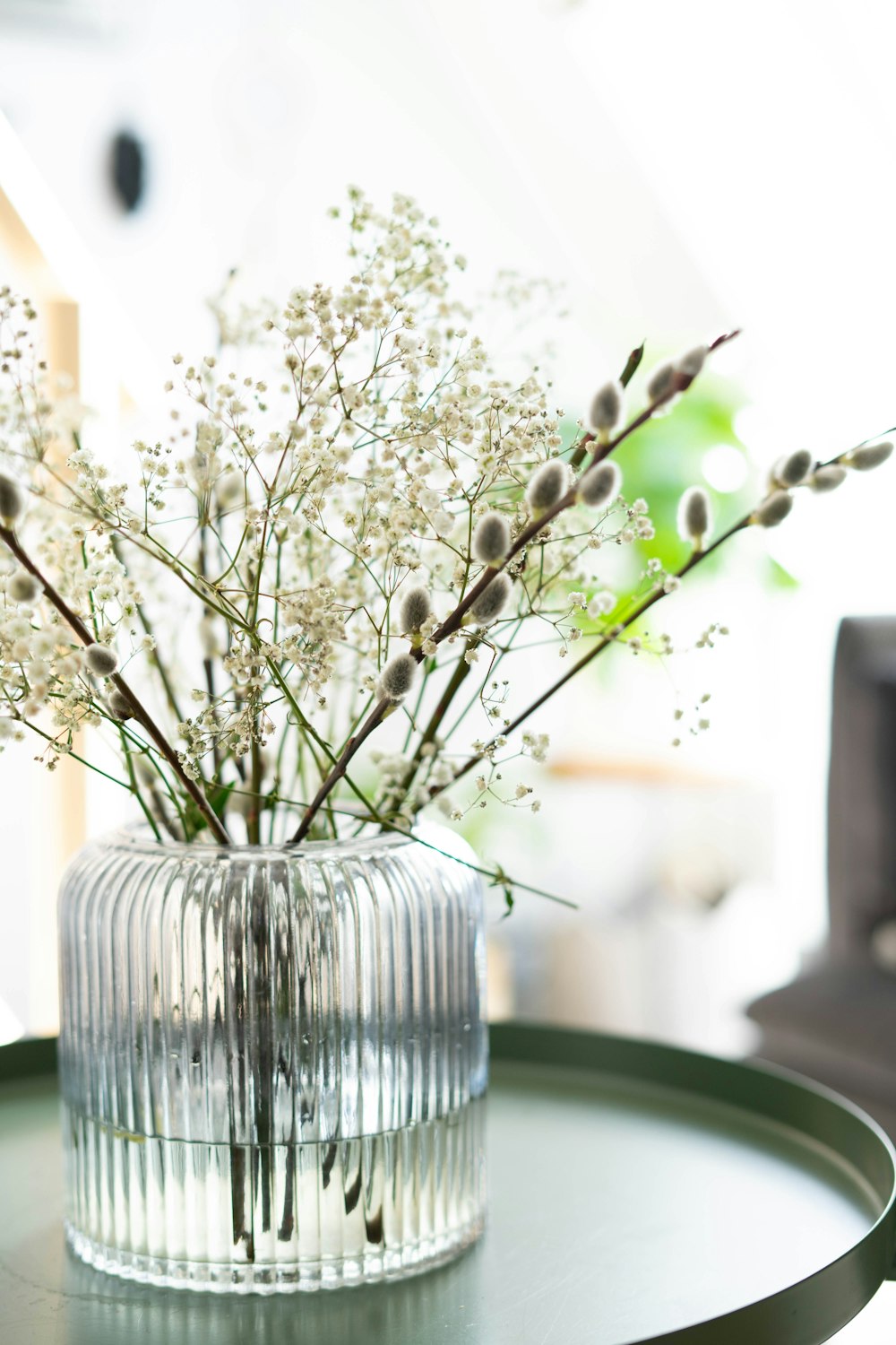 fleurs blanches dans un vase en verre transparent