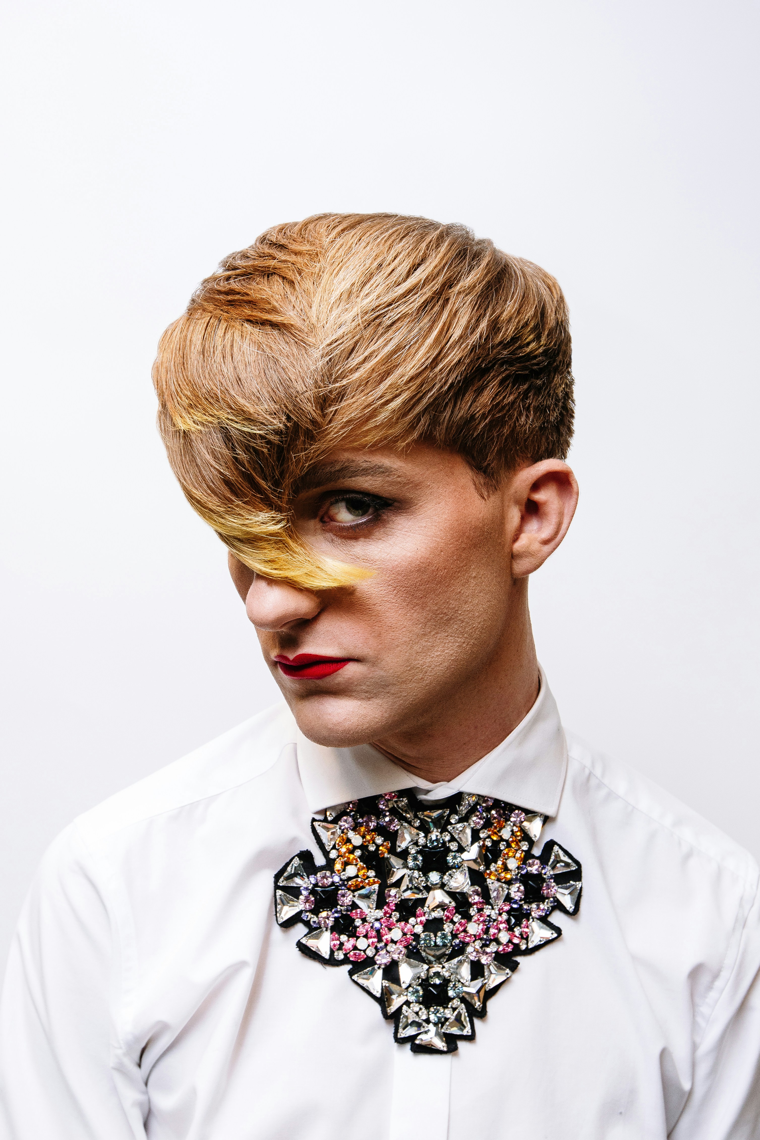 黒と白の花柄のネクタイと白いドレスシャツの男