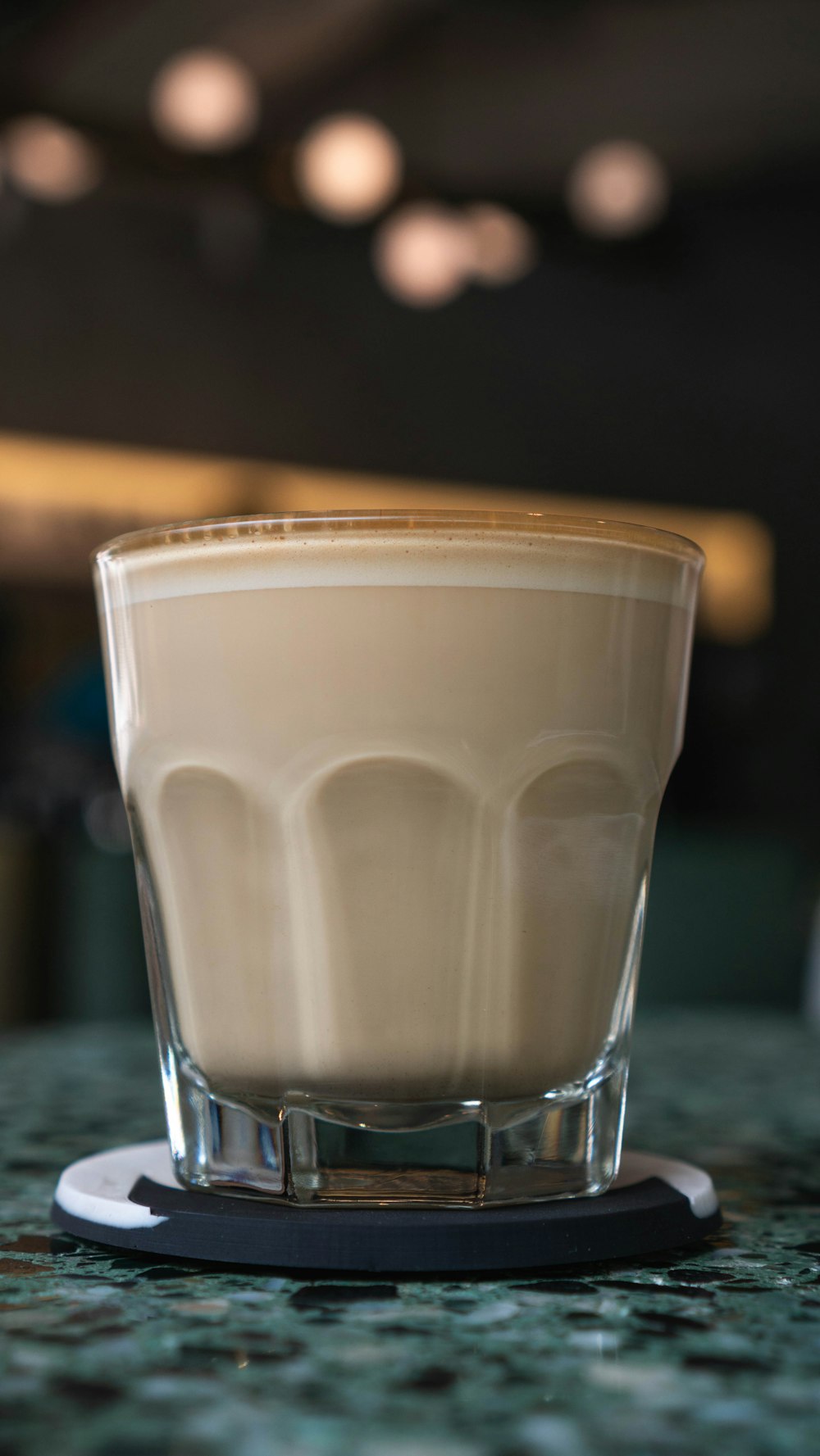 verre à boire transparent avec liquide blanc